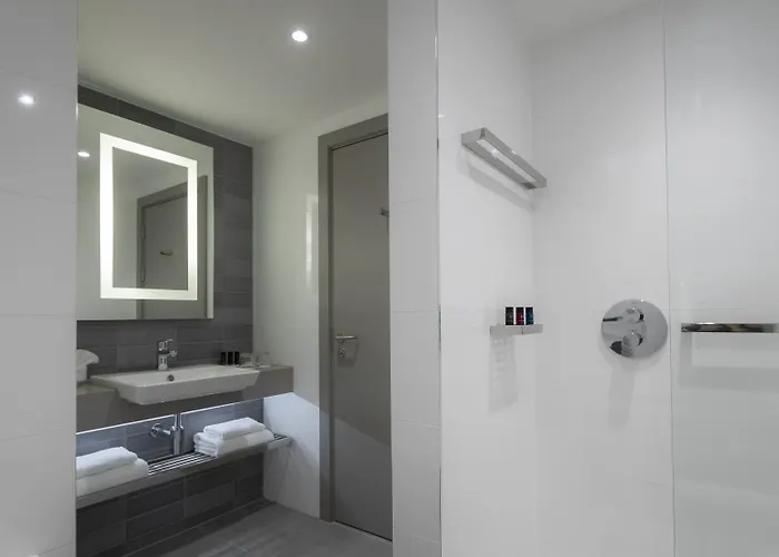 Hotel Clayton Charlemont 4*