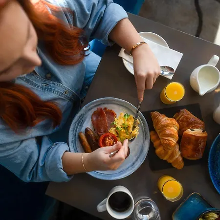 Clayton Charlemont 4*